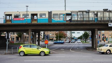 Viadukt med spårvagn sedd från marken.