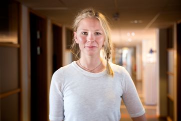 Kvinna i en korridor